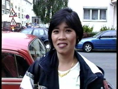 Asiatin wird auf deutscher Straße angesprochen und zum Fickcasting gebracht