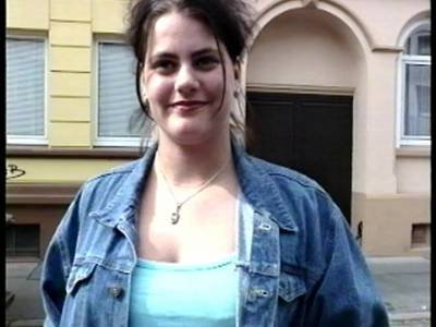 Mollige deutsche Amateurin zeigt beim spontanen Casting ihre Schambehaarung