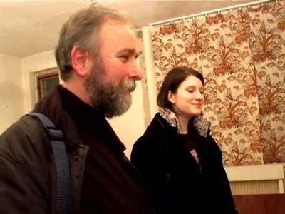 Alter Mann dringt in eine geile Teenfotze ein