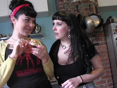 Echte Lesben mit schwarzen Haaren bei geilen Spielchen in der heimischen Küche