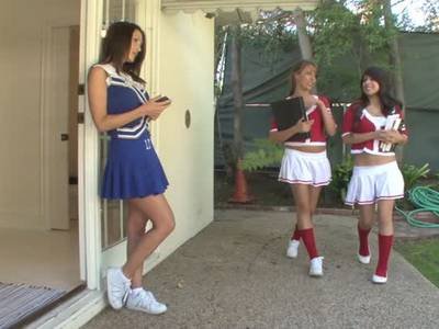 Triole mit lesbischen Cheerleaderinnen