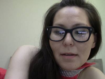 Amateurin mit Brille macht sich vor der Webcam nackt und fingert sich die Möse