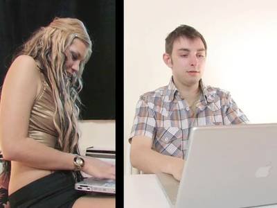 Blondine mit kleinem Busen macht sich ein Sex Date klar
