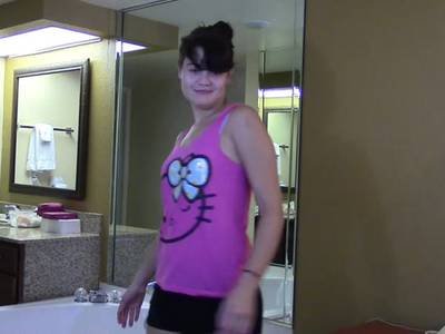 Teen beim Privatstrip im Bad