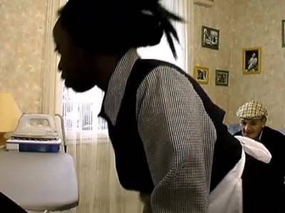 Französischer Opa poppt seine dunkelhäutige Hausangestellte