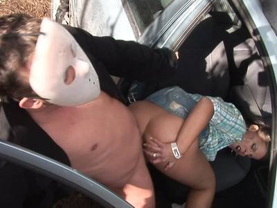 Maskenmann bumst Braunhaarige im Auto