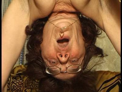 Unrasierte Oma hat es mal wieder nötig