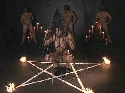 Blondes Luder sucht das ultimative Vergnügen beim Fetisch Gangbang