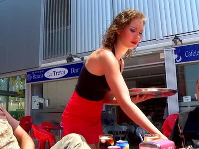 Kellnerin lässt sich zu einem spontanen Outdoor Fickfilm Dreh überreden