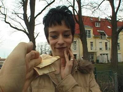 Dürre Deutsche masturbiert für ein Taschengeld vor der Kamera