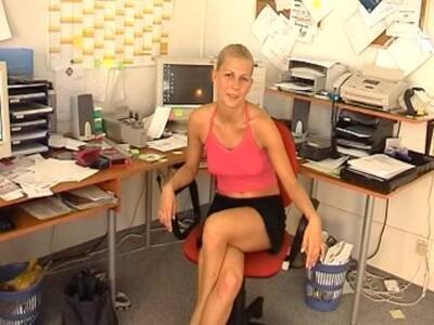 Blonde Praktikantin spielt im Büro mit ihrem Lieblingstoy
