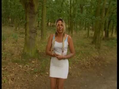 Deutscher entdeckt eine Schlampe im Wald und lässt sie blasen