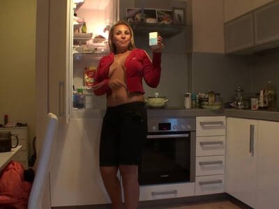 Hübsche Hausfrau spielt mit ihren Möpsen und der Vagina
