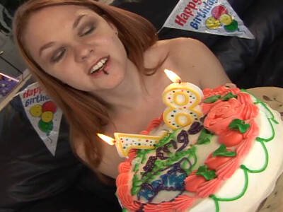 Redhead Teen feiert ihren 18ten mit einem Dreier Fickvideo Dreh