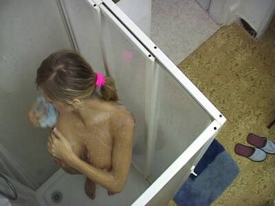 Sey Blondine wird beim Duschen gefilmt
