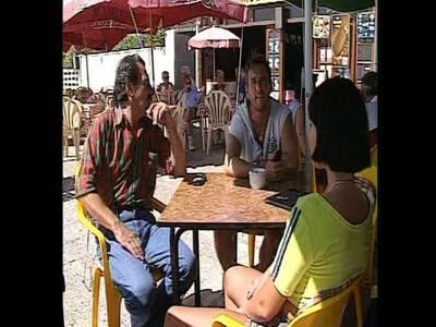 Im Vintage Urlaubsporno reißen sich zwei Männer eine willige Frau auf