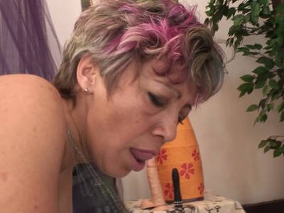 Reife Lady zeigt was für eine Bitch sie ist