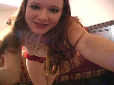 Redhead stellt vor der Masturbation mit Vibrator eine Kamera auf