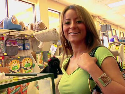Blonde Milf lässt sich spontan auf einen Sexfilm Dreh ein
