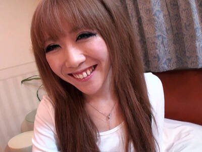 Japanisches Teen lässt einen kleinen Schwengel in ihrer Pussy abspritzen