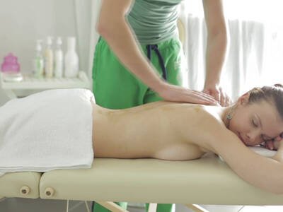 Masseur nagelt seine scharfe russische Kundin