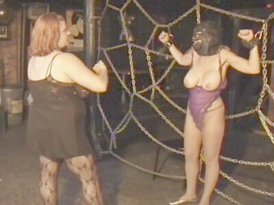 Frauen mit XXL Brüsten bei einer SM Session