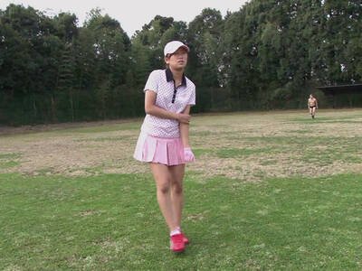Japanische Golferin lässt bei sich selbst einlochen