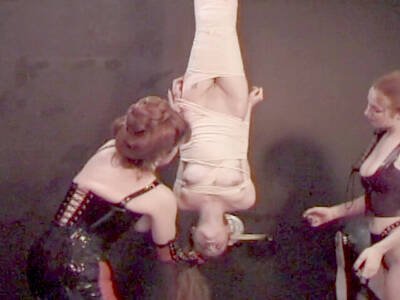 Drei rothaarige Frauen beim Sadomaso Lesbendreier