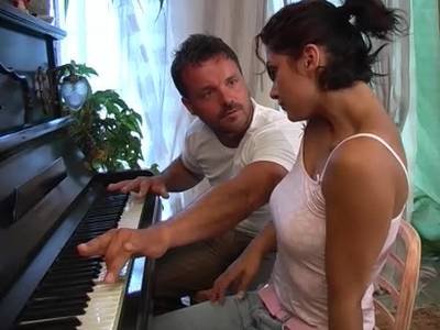 Deutscher Klavierlehrer hat auch Kenntnisse beim Arschficken