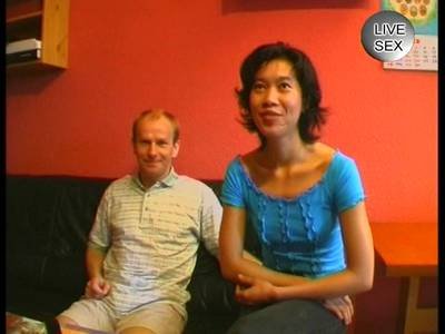Deutscher zeigt wie er seine asiatische Gattin poppt