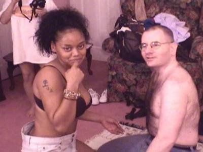 Weißer Amateur bedient sich an einer afroamerikanischen Vagina