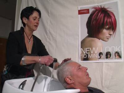 Reife deutsche Frisörin verführt ihren Kunden