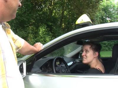 Fette Taxifahrerin mit gepiercten Nippeln hat Sex mit einem Fahrgast