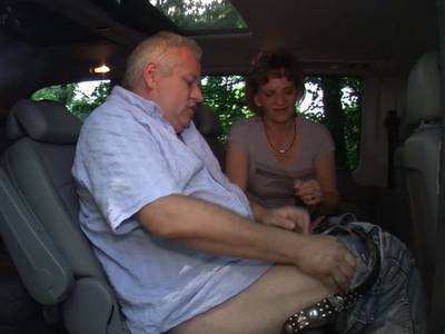 Notgeile Taxifahrerin verführt einen Fahrgast in ihrem Van